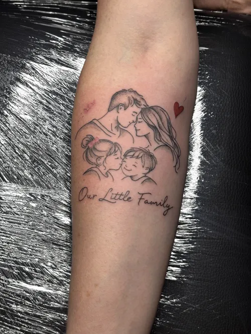 Жіноче татуювання портрет сім'ї з написом Our Little Family та серцем на передпліччі у Запоріжжі
